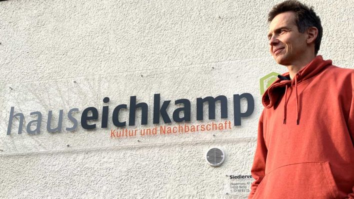 Lutz Klinkner vor dem Haus des Siedlervereins Eichkamp (Bild: rbb/Sylvia Tiegs)