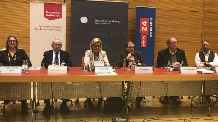 v.l.n.r.: Kathrin Budde, Wolfgang Schneiderhan, Eva Högl, Harald Asel, Olaf Zimmermann, Jan Korte (Bild: rbb/Begzada Kilian) v.l.n.r.: Kathrin Budde, Wolfgang Schneiderhan, Eva Högl, Harald Asel, Olaf Zimmermann, Jan Korte (Bild: rbb/Begzada Kilian)