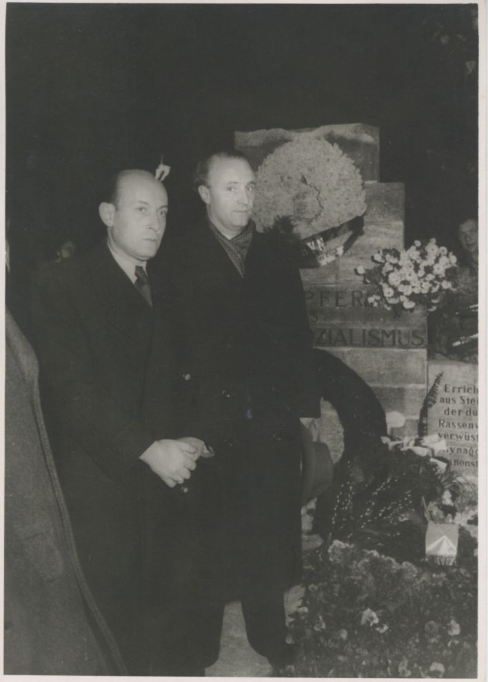 Einweihung Mahnmal am Steinplatz 9. November 1953. Links: Heinz Galinski, Vorsitzender der Jüdischen Gemeinde zu Berlin, rechts: Werner Zehden, Vorsitzender des Bundes der Verfolgten des Naziregimes. p Gedenkstätte Deutscher Widerstand