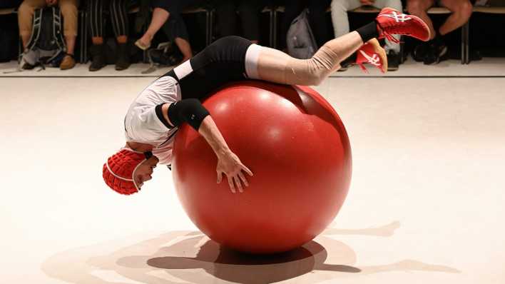Roman Skadra in einer Szene aus der Zirkus-Performance "Absurd Hero"