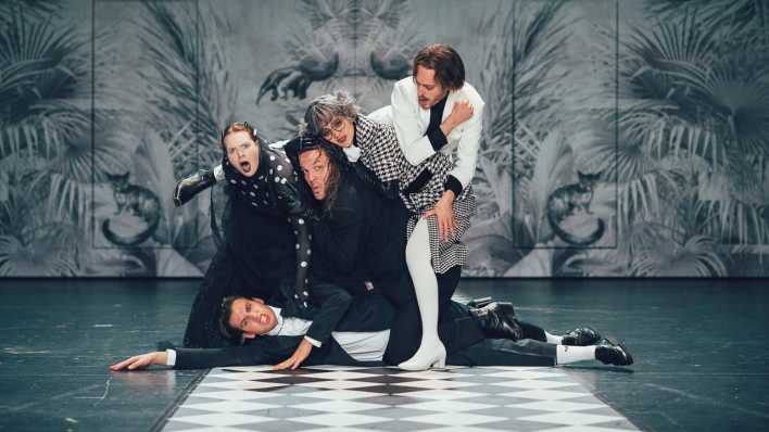 Szene aus "Bunbury. Ernst sein is everything!" am Deutschen Theater