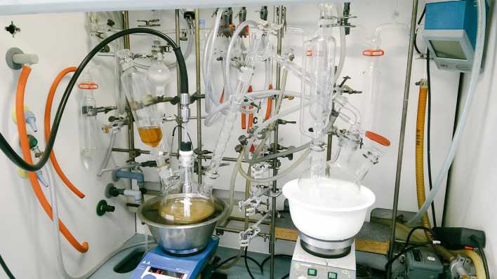 Schläuche und Apparate in einem Labor, in dem Silikon recyclet wird.
