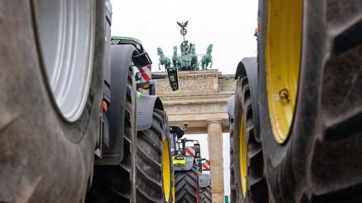 Mehrere Traktoren vor dem Brandenburger Tor