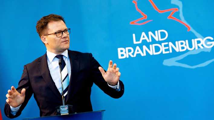 Carsten Schneider (SPD), Staatsminister beim Bundeskanzler und Beauftragter der Bundesregierung für Ostdeutschland, spricht nach einem Treffen mit dem Ministerpräsidenten von Brandenburg, Dietmar Woidke (SPD).