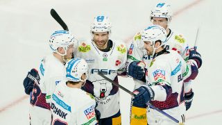 Berlins Torschütze Patrice Cormier (M) jubelt mit Mannschaftskollegen über ein Tor im DEL-Spiel in Mannheim. (Archivbild)