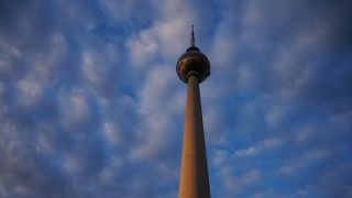 Wolken ziehen über den Alexanderplatz und den Berliner Fernsehturm.