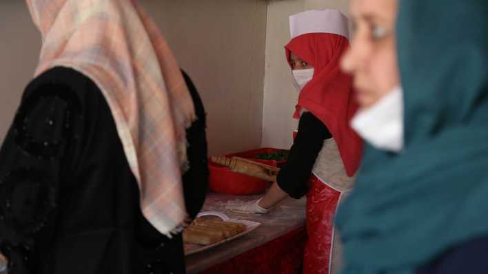 Frauen bereiten in der Küche eines Restaurants für Frauen und Mädchen, das im Februar 2023 in Kabul eröffnet hat, Essen zu. (Archivbild)