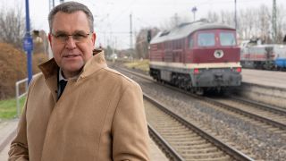 Rainer Genilke (CDU), Brandenburger Minister für Infrastruktur und Landesplanung, steht nach einem Pressetermin zum Ausbau der Bahnverbindung zwischen Lübbenau und Cottbus auf dem Bahnsteig des Bahnhofs Lübbenau.