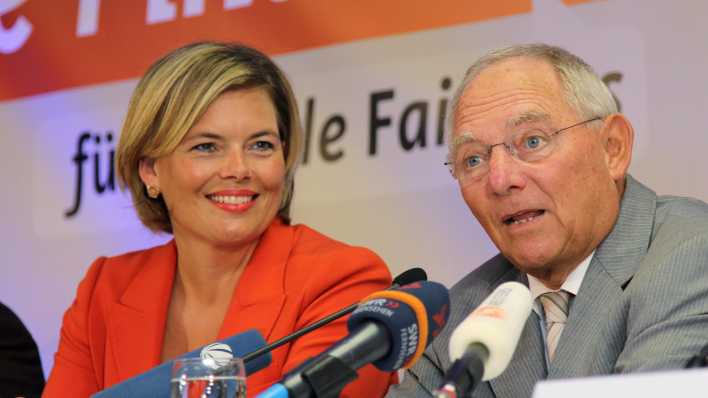 Bundesfinanzminister Wolfgang Schäuble (CDU) beantwortet am 22.08.2013 in Maria Laach (Rheinland-Pfalz) im Rahmen einer Klausurtagung der rheinland-pfälzischen CDU zusammen mit der Landesvorsitzenden Julia Klöckner die Fragen von Journalisten
