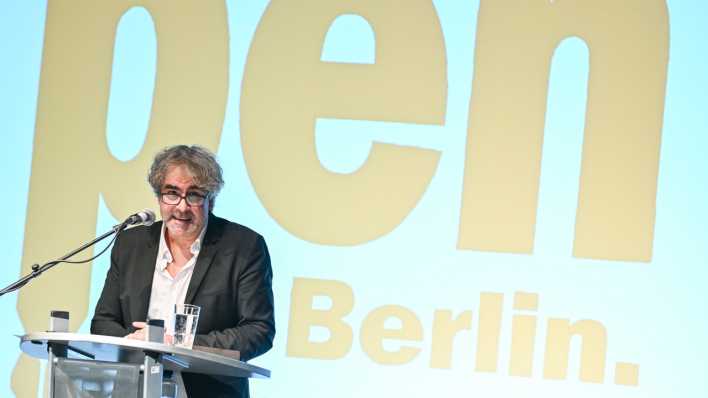 Deniz Yücel spricht auf dem Kongress des Pen-Berlin.