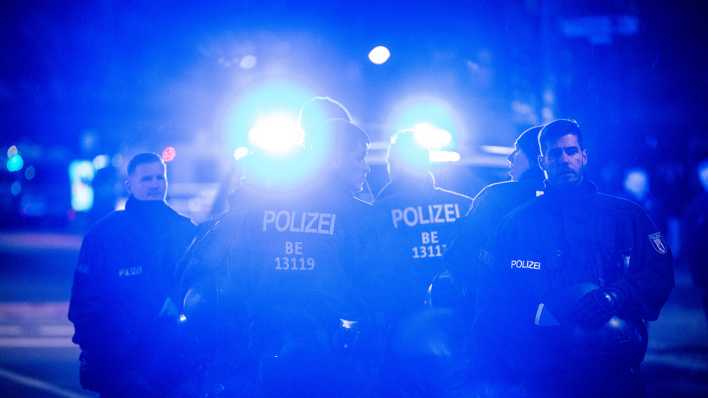 Polizisten stehen an Silvester bei einer pro-palästinensischen Demonstration am Kottbusser Tor in Berlin-Kreuzberg.