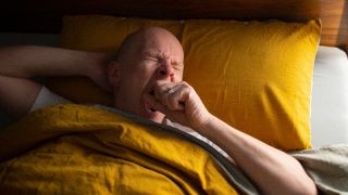 Symbolbild: Mann liegt müde im Bett