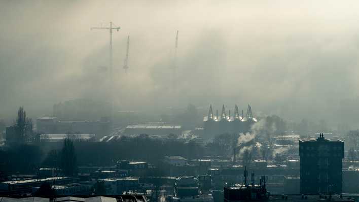 Smog über dem Stadtzentrum von Den Haag