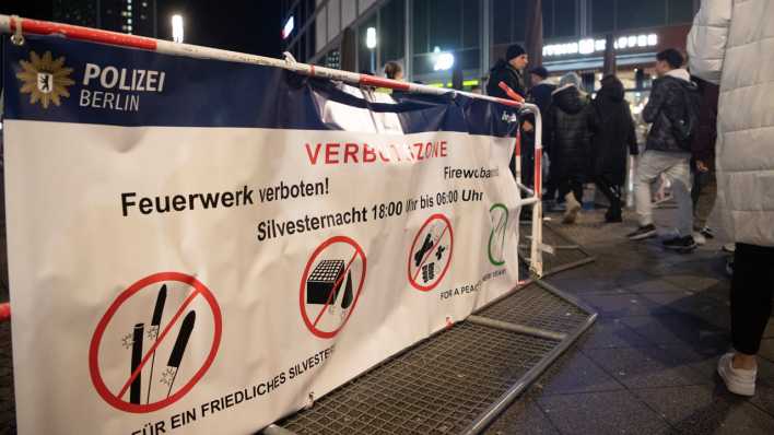 Ein Transparent weißt darauf hin, dass der Alexanderplatz eine Böllerverbotszone ist.