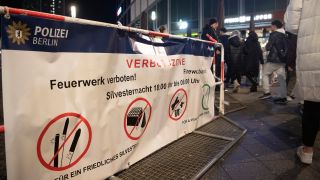 Ein Transparent weißt darauf hin, dass der Alexanderplatz eine Böllerverbotszone ist.