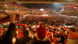 Archivbild Weihnachtssingen beim 1. FC Union Berlin: Tausende Menschen nehmen am Weihnachtssingen in der Alten Försterei teil. (Bild. dpa/ Christophe Gateau)