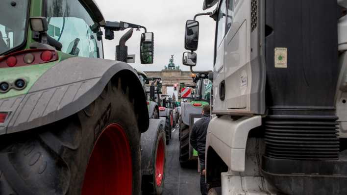 Traktoren und Sattelschlepper stehen dicht an dicht vor dem Brandenburger Tor (Bild: picture alliance / Michael Kuenne)