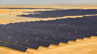 Luftaufnahme eines Solakraftwerks in der Nähe der Stadt Ordos in der Mongolei