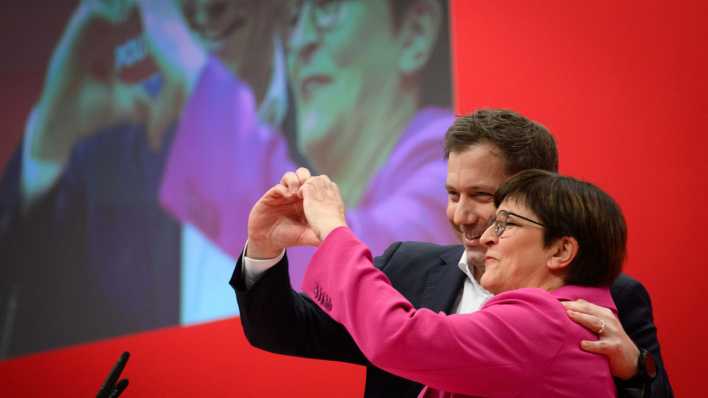 Lars Klingbeil, Vorsitzender der SPD, und Saskia Esken, Vorsitzende der SPD, nach ihrer Wiederwahl beim ordentlichen Bundesparteitag der SPD