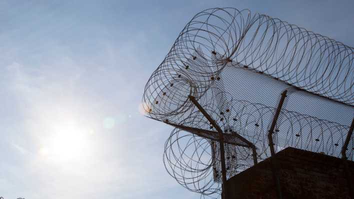 Symbolbild: Gefängniszaun mit Stacheldraht (Bild: picture alliance / Andreas Franke )