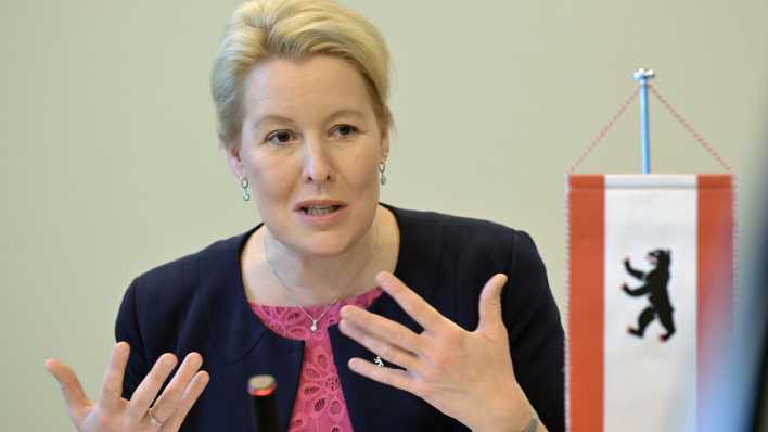 Berlins Energiesenatorin Franziska Giffey (SPD) spricht bei der Pressekonferenz.