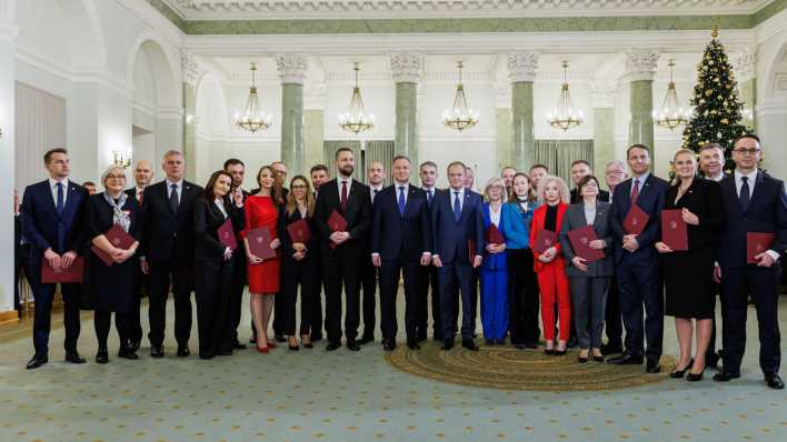 Polens Regierungschef Donald Tusk und sein Kabinett im Präsidentenpalast in Warschau