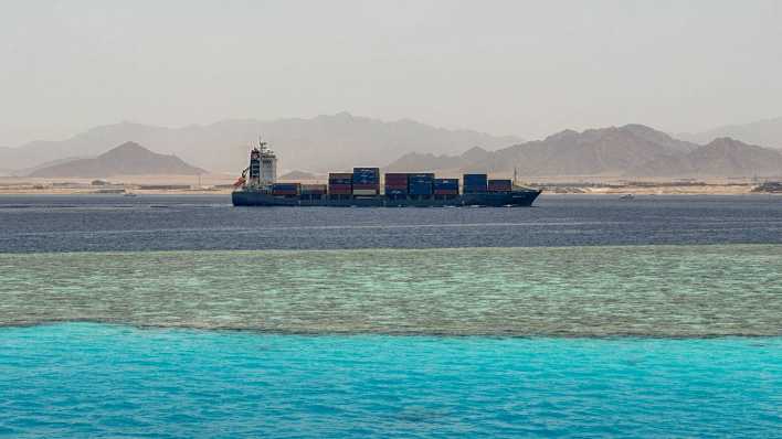 Handelsschiff im Suez-Kanal