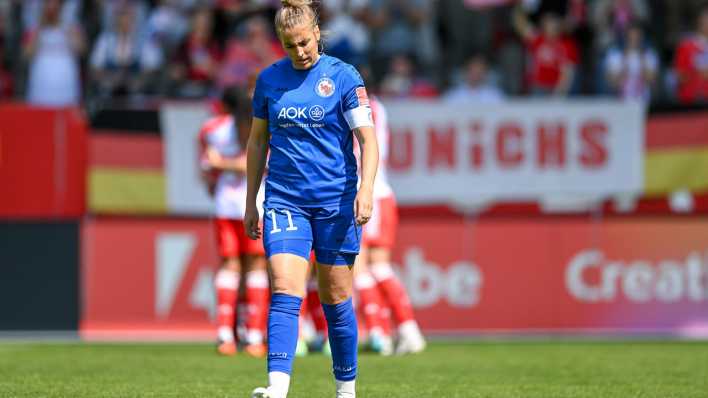 Jennifer Cramer von Turbine Potsdam guckt enntäuscht auf den Boden des Spielfelds.