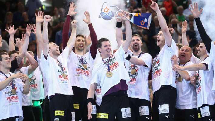 Die Füchse berlin jubeln über ihren Pokalsieg in der EHF European League.