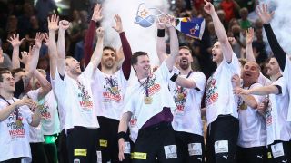 Die Füchse berlin jubeln über ihren Pokalsieg in der EHF European League.