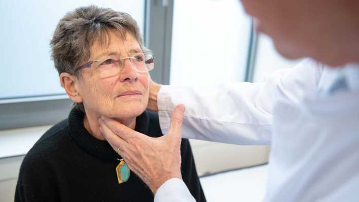 Eine Patientin wird an den Hals-Lymphknoten untersucht.