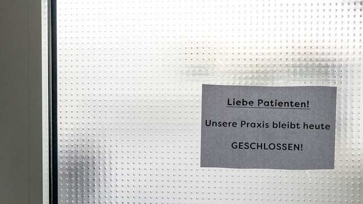 Zettel an einer Tür mit der Aufschrift: "Liebe Patienten unsere Praxis bleibt heute geschlossen"