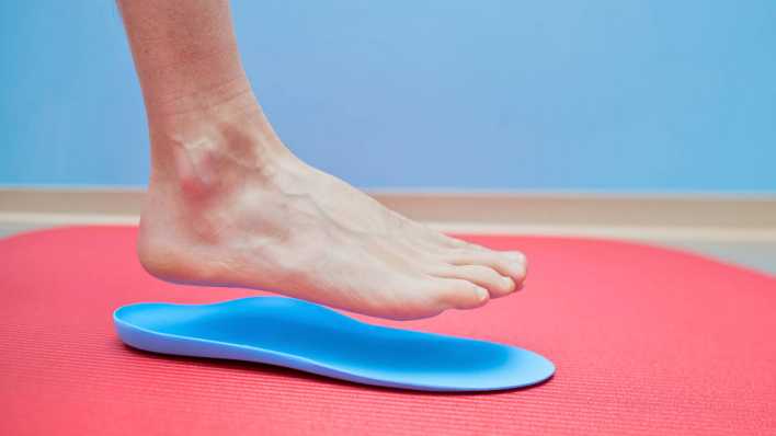 Fuß auf orthopädischen Einlagen