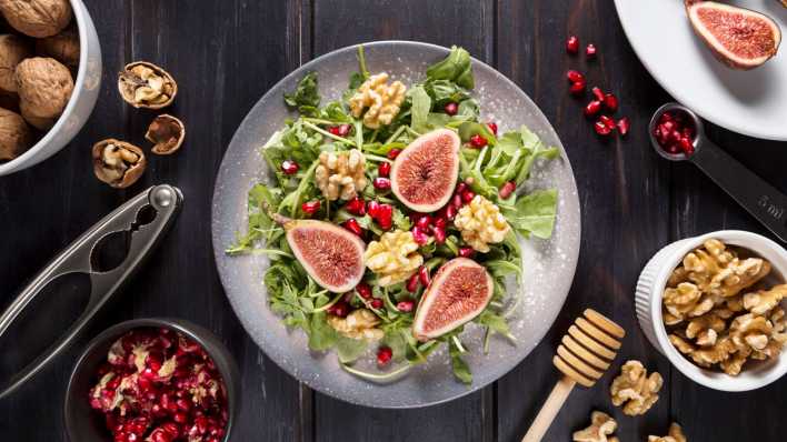 Draufsicht Teller mit Herbstfeigensalat Draufsicht Teller mit Herbstfeigensalat