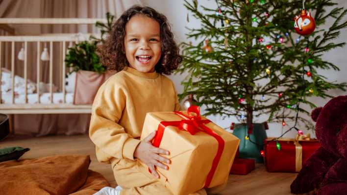 Mädchen freut sich über ein Weihnachtsgeschenk