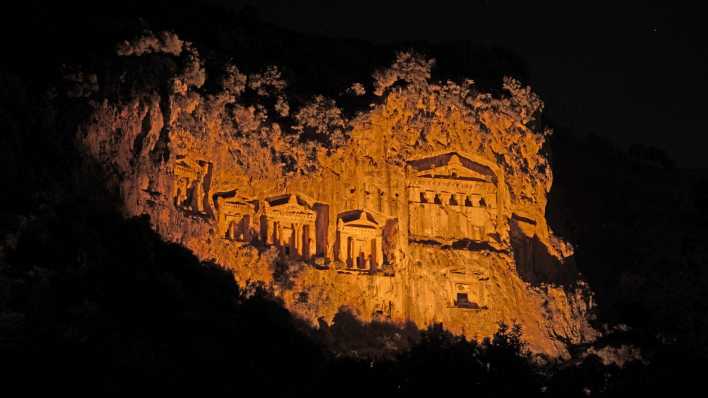 Blick auf Felsengraeber im türkischen Kaunos bei Nacht (foto: imago images / Blickwinkel)