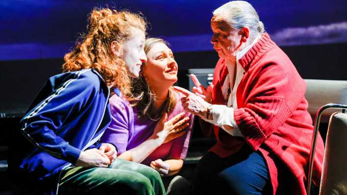 Szene aus "Muttersprache Mameloschn" am Gorki Theater