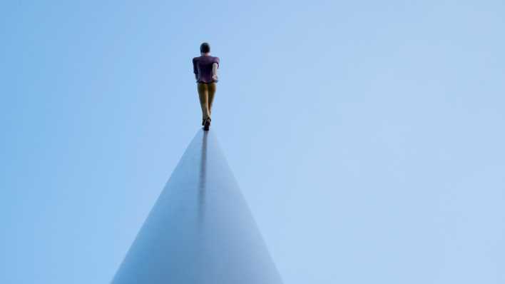 Die Plastik "Man walking to the sky" von Jonathan Borofsky vor dem Kasseler Kulturbahnhof (Bild: dpa / Robert B. Fishman)