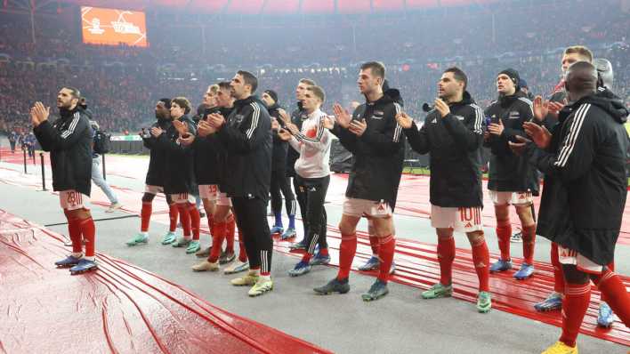 Union-Spieler verabschieden sich nach dem Spiel gegen Real von den Fans
