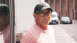 Fahrer Frank steht vor seinem Tourbus.