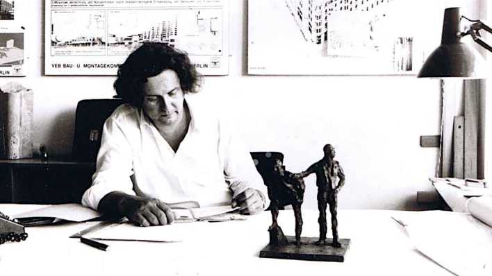 Architekt Wolf R. Eisentraut am Schreibzisch beim IHB (Bild: Archiv Eisentraut)
