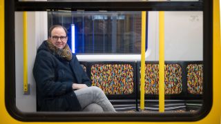 Henrik Falk, Vorstandsvorsitzenden der BVG, sitzt während der Übergabe des Premierenfahrzeugs der nächsten U-Bahngeneration in einem Wagen.