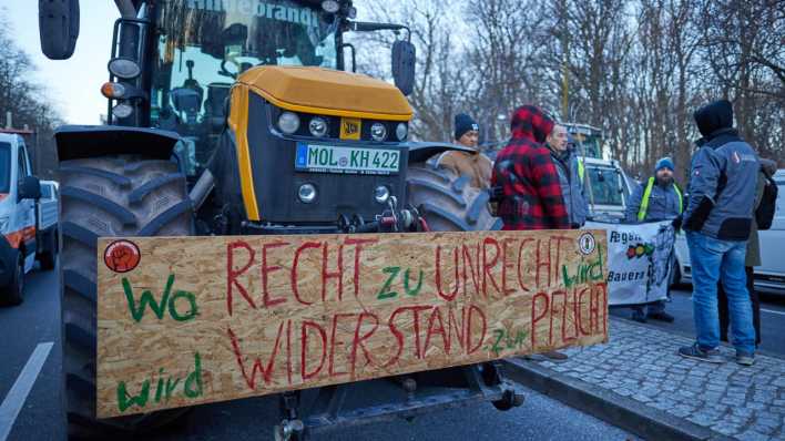 Ein Transparent mit der Aufschrift "Wo Recht zu Unrecht wird, wird Widerstand zur Pflicht" ist bei einem Bauernprotest auf der Straße des 17. Juni vor dem Brandenburger Tor zu sehen.