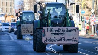 Landwirte demonstrieren mit ihren Traktoren unter anderem mit dem Transparent "Ihr wollt die Bauern ruinieren?" vor der Staatskanzlei in Potsdam.