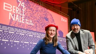 Das Leitungs-Duo der Berlinale, Mariette Rissenbeek, Geschäftsführerin, und Carlo Chatrian, künstlerischer Direktor, stehen vor Beginn der Pressekonferenz zur Bekanntgabe des Berlinale-Programms 2024 auf der Bühne.