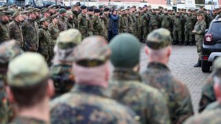 Soldaten der Bundeswehr treten vor ihrem Einsatz zu einer Einweisung an