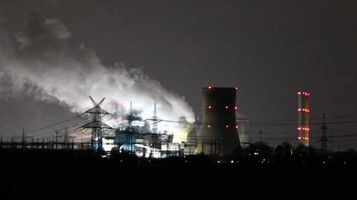 Dampf quillt aus dem Braunkohlekraftwerk Niederaußem