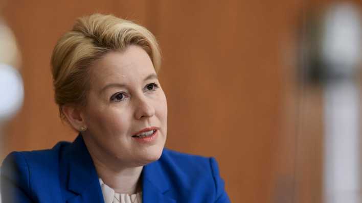 Franziska Giffey (SPD), Senatorin für Wirtschaft, Energie und Betriebe von Berlin, spricht bei einem Interview in ihrem Büro im Roten Rathaus.