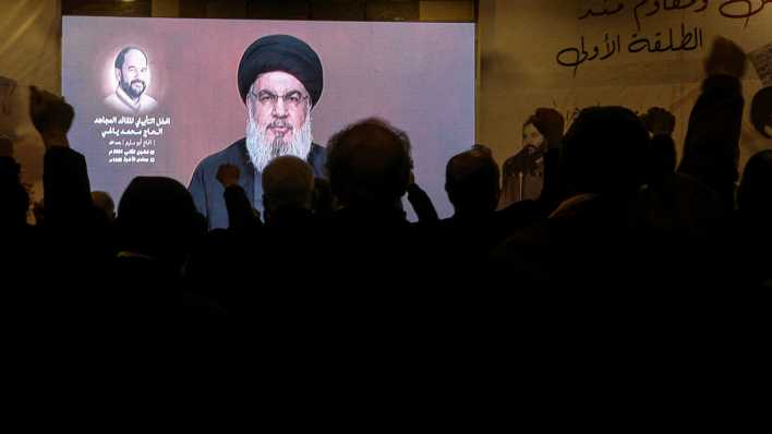 Hassan Nasrallah, Anführer der Hisbollah, wendet sich in einer im Fernsehen übertragenen Rede an seine Anhänger.