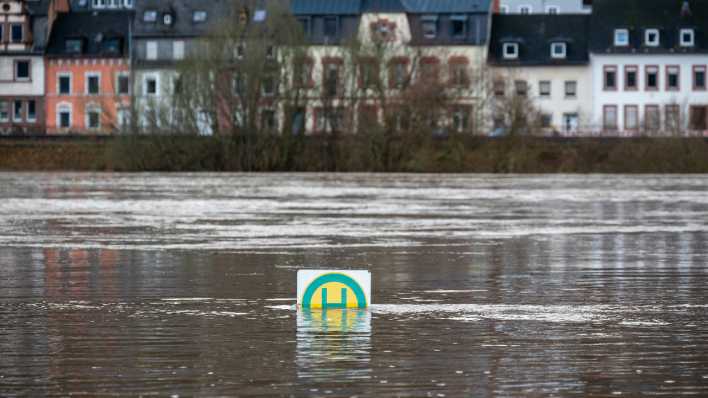 Symbolbild: Das Schild einer Bushaltestelle bei Hochwasser in Trier